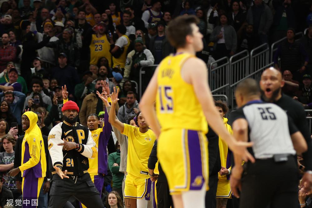 8个篮板 8个篮板